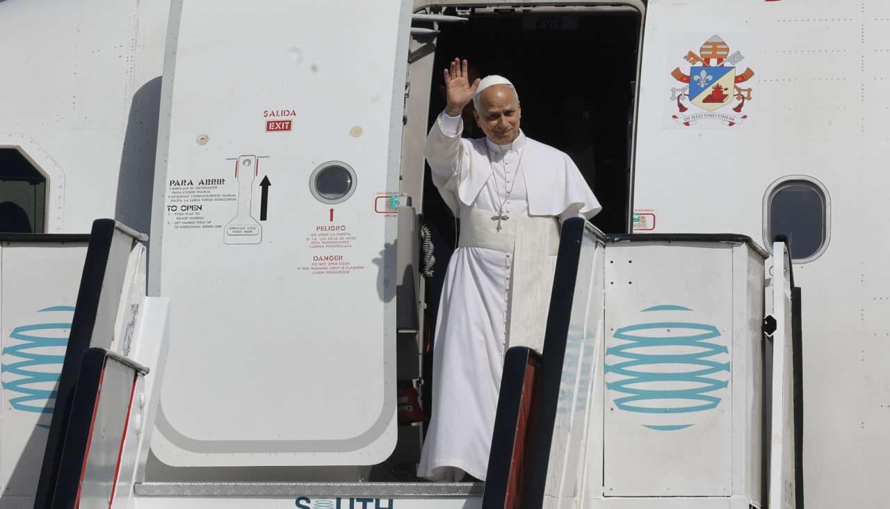 TELDE (GRAN CANARIA), 11/06/2026.- El papa León XIV saluda tras aterrizar en la Base Aérea de Gran Canaria en un vuelo procedente de Barcelona para iniciar una visita muy pegada al fenómeno de la inmigración, que además es histórica, porque nunca antes un pontífice se había desplazado hasta Canarias. EFE/Elvira Urquijo A.