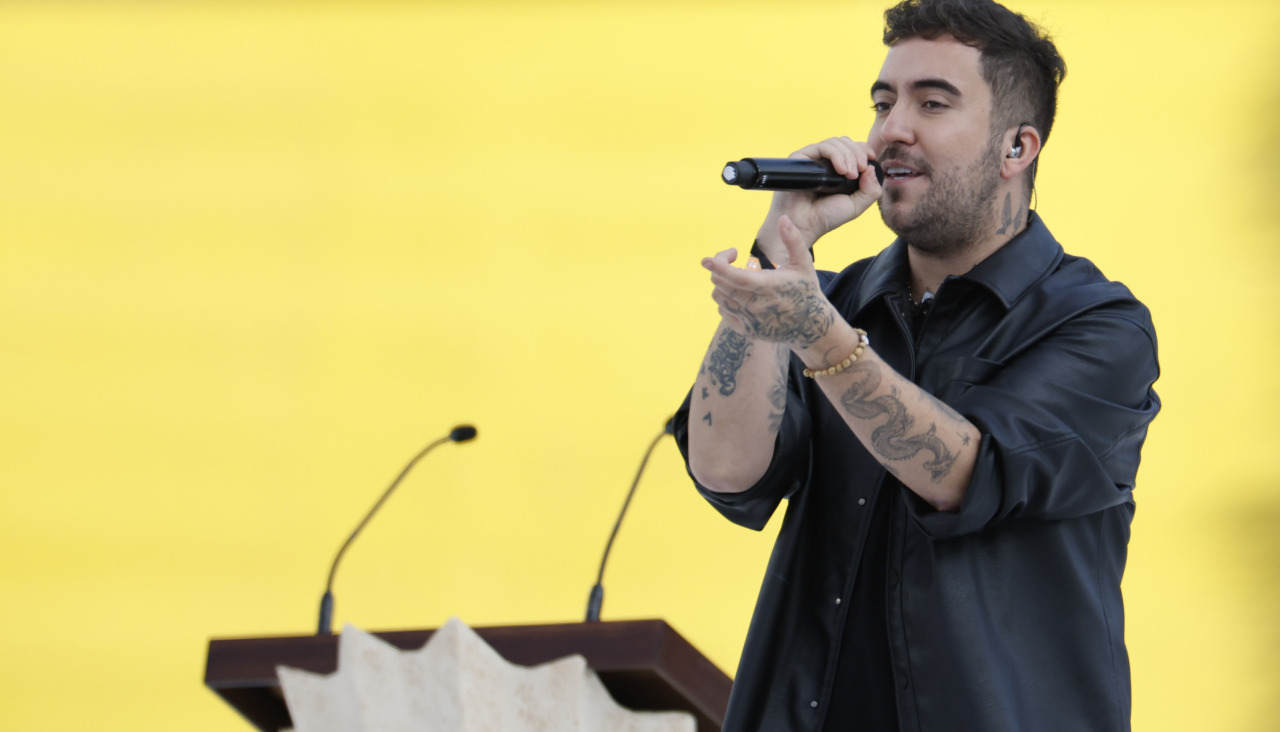 El cantautor Beret, durante su actuación en la vigilia ante 40.000 personas del papa León XIV en el Estadio Olímpico de Barcelona.EFE/ Alberto Estévez