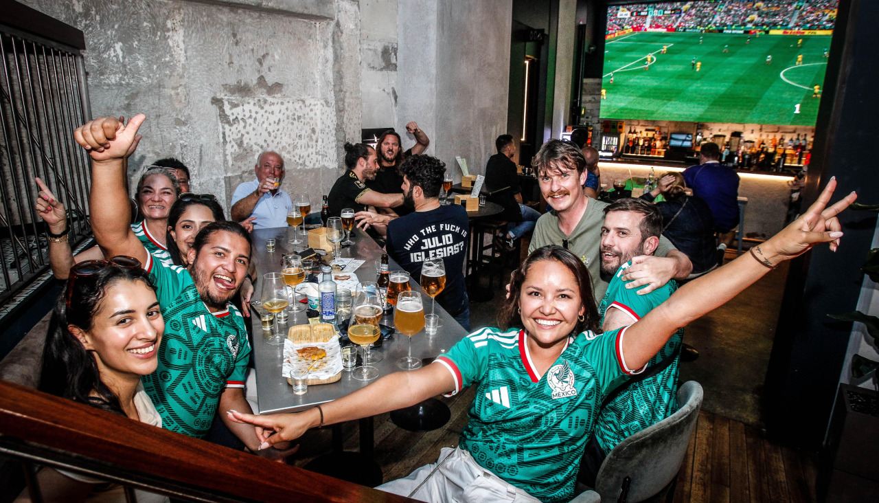 showroom y sport café. gente viendo el mundial con tacos y nachos