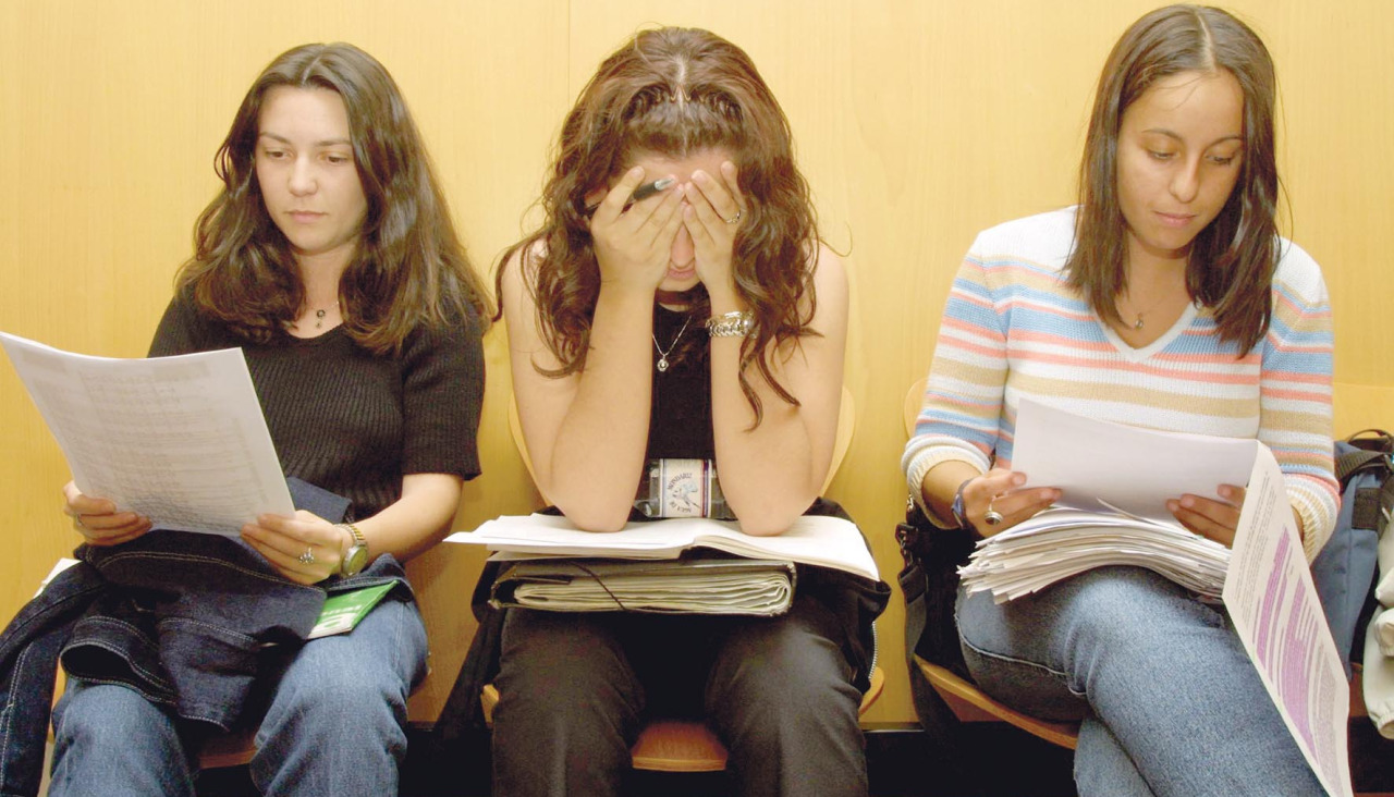Alumnas justo antes de entrar al examen de selectividad en A Coruña en 2001