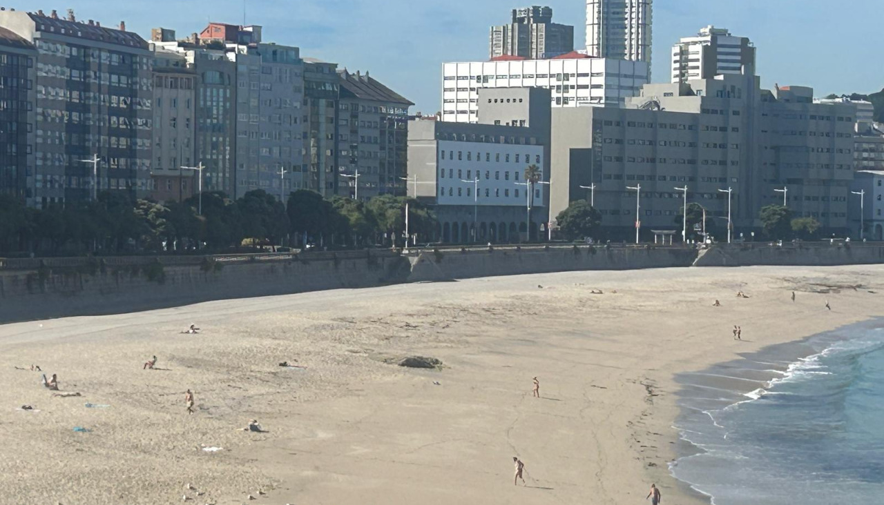 El arenal del Orzán a primera hora de la mañana