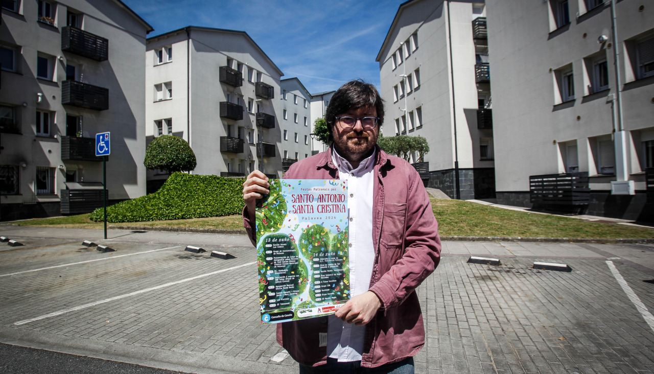 Álvaro Pérez Sancho, presidente de los vecinos de Palavea, con el cartel de las fiestas| quintana
