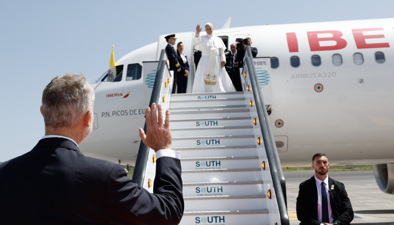 El rey Felipe ha despedido este viernes en el aeropuerto Tenerife Norte al papa León XIV, que ha concluido en la isla su primera visita a España iniciada el pasado sábado en Madrid. Además del rey, han despedido a León XIV a pie del avión de Iberia que lo trasladará de regreso a Roma, el presidente canario, Fernando Clavijo, los ministros de Migraciones, Elma Saiz, y de Política Territorial, Ángel Víctor Torres, y el presidente de la Conferencia Episcopal Luis Argüello. EFE/Casa de S.M. el Rey/Francisco Gómez***SOLO USO EDITORIAL/SOLO DISPONIBLE PARA ILUSTRAR LA NOTICIA QUE ACOMPAÑA (CRÉDITO OBLIGATORIO)***
