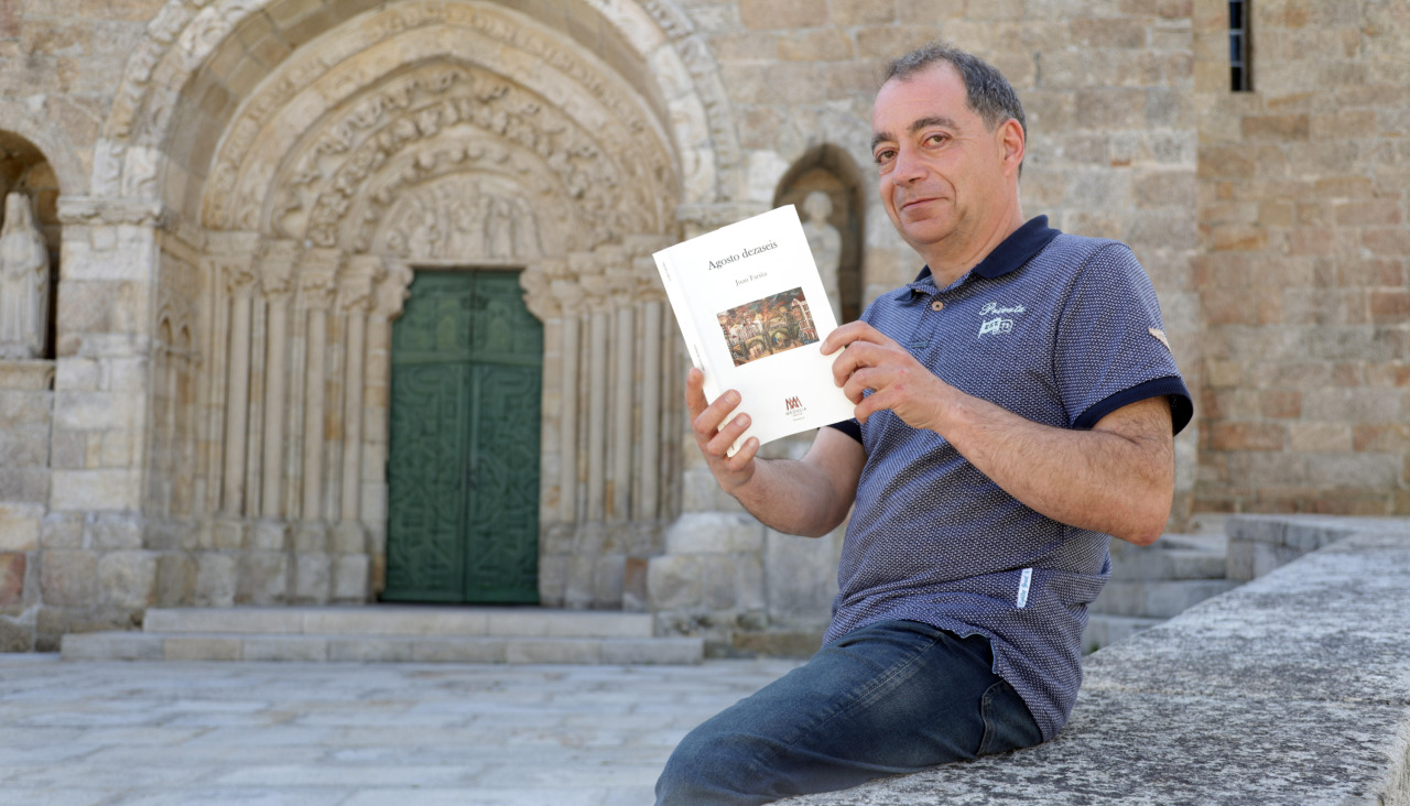 Juan Fariña, con su novela, en el atrio de Santa María do Azougue