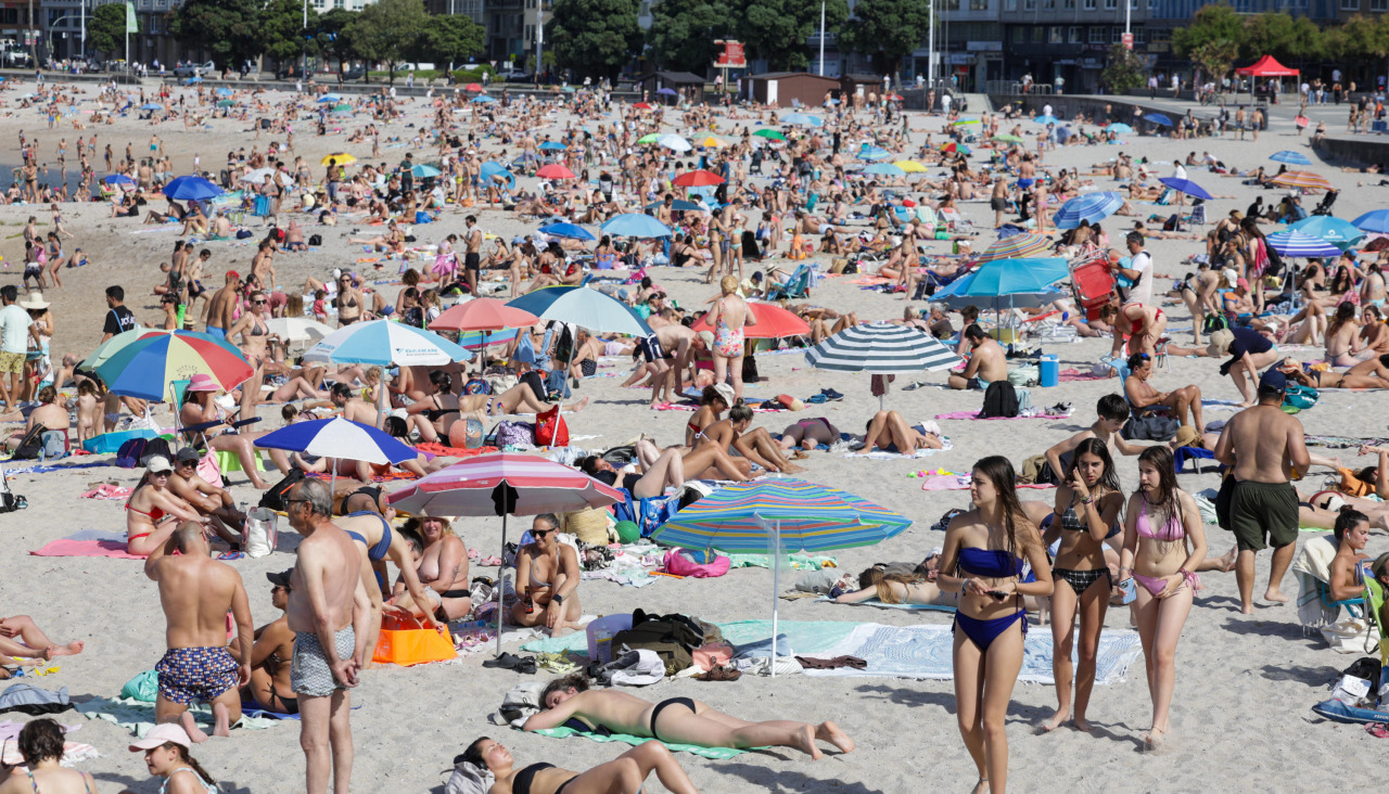 Gente en la playa de Riazor, ayer, llena de bañistas