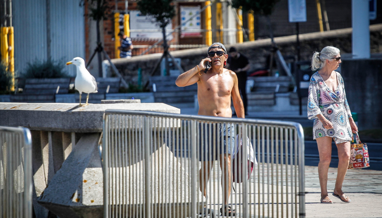 El frescor del mar de la bahía del Orzán se convierte este sábado en la mejor opción para sobrellevar el calor, que tiene a la ciudad en alerta por temperaturas de hasta más de 34 grados