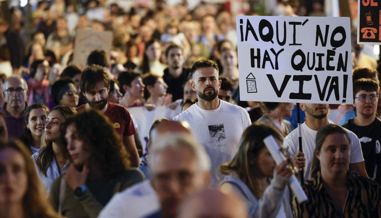 Centenares de personas participan en una manifestación por el derecho a la vivienda