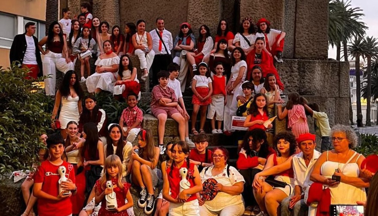 Foto de familia Melandrainas Teatro, con los tres actores premiados en primer término