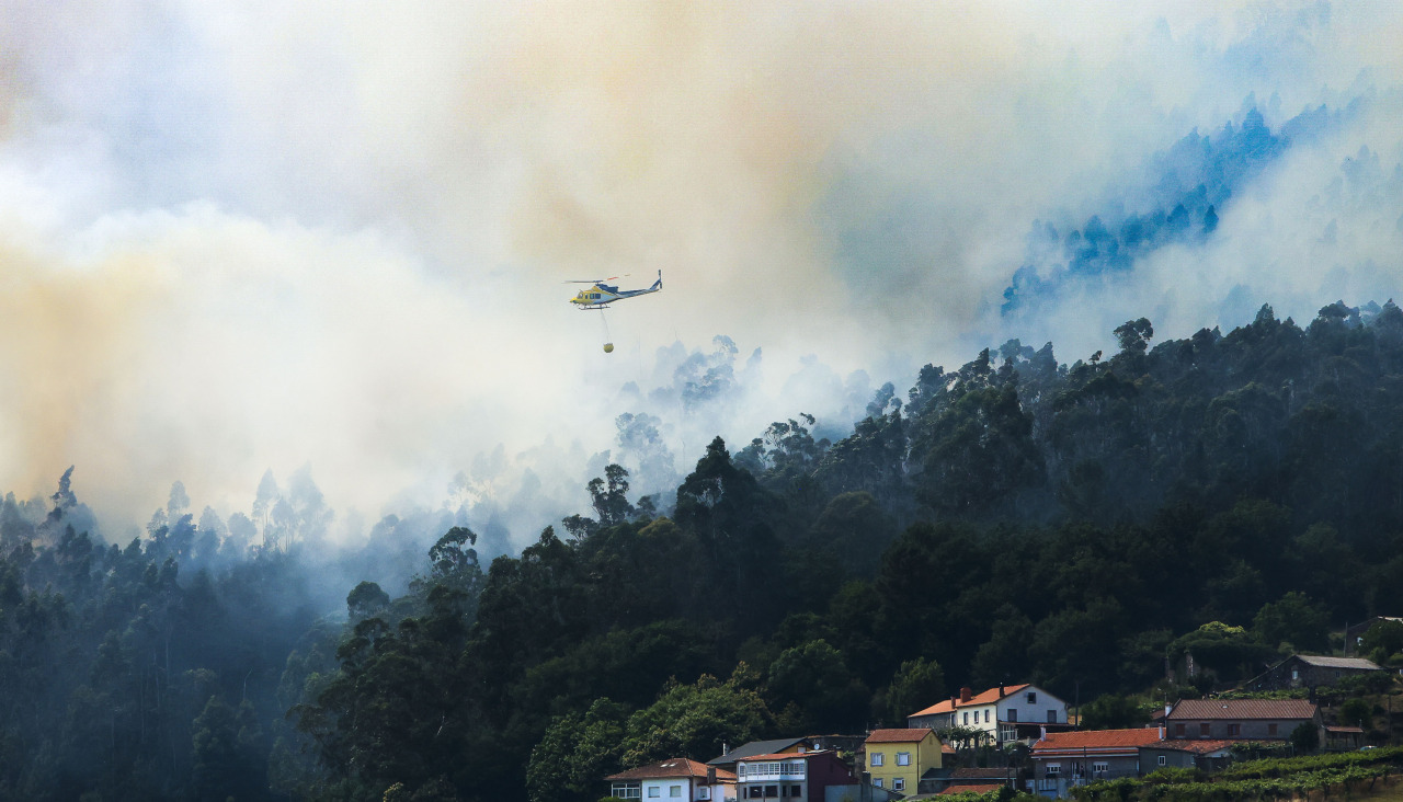 Un helicóptero trabajaba esta tarde en el fuego de Padrón