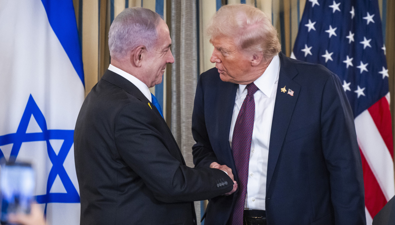 Netanyahu y Trump durante una reuniónFOTODELDÍA JJL001. WASHINGTON (ESTADOS UNIDOS), 29/09/2025.- El presidente de Estados Unidos, Donald Trump (d), estrecha la mano del primer ministro israelí, Benjamin Netanyahu, durante una rueda de prensa este lunes, en la Casa Blanca en Washington D. C. (Estados Unidos) . En su reunión, Trump presionó a Netanyahu para que aceptara un acuerdo de paz que pusiera fin a la guerra en curso de Israel en Gaza y para que Hamás liberara a los rehenes que aún permanecían en su poder. EFE/EPA/ Jim Lo Scalzo / Pool