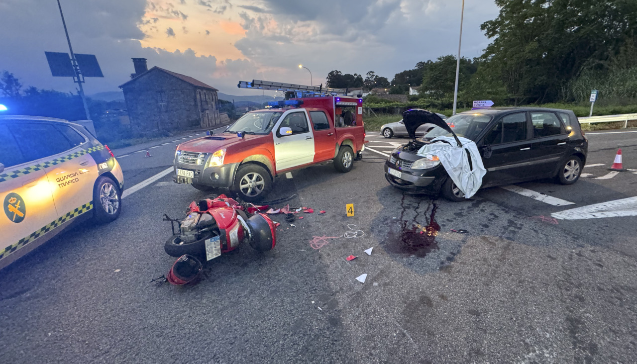 Un motorista murió en Barro (Pontevedra) tras colisionar con un turismo