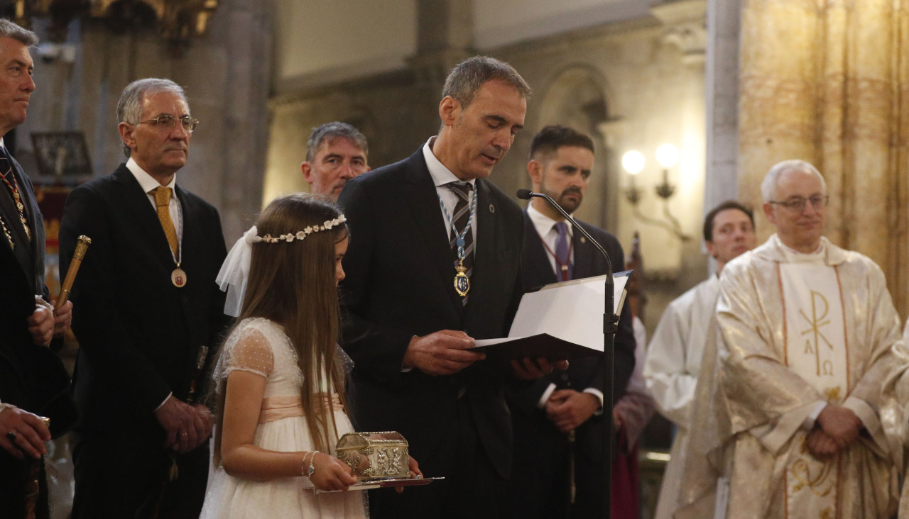 El alcalde de Tui, Enrique Cabaleiro, procede a una lectura durante su participación en la procesión del Corpus, enmarcado en los actos de la tradicional Ofrenda del Antiguo Reino de Galicia al Santísimo Sacramento