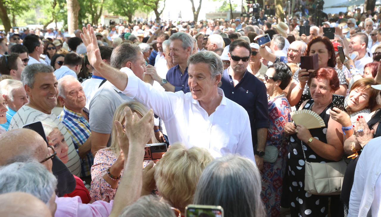 Feijóo saluda a sus simpatizantes durante la romería de O Pino