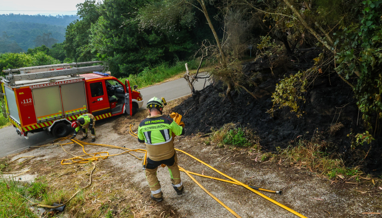 Los medios de extinción realizan labores de enfriamiento y vigilancia en el incendio de Padrón
