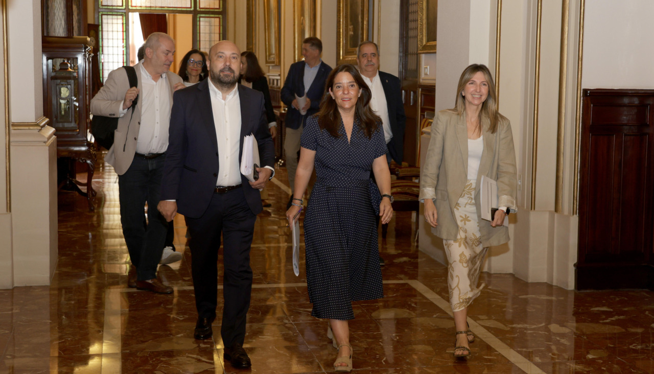 El edil de Hacienda, José Manuel Lage; la alcaldesa, Inés Rey, y la concejala de Bienestar Social, Nereida Canosa