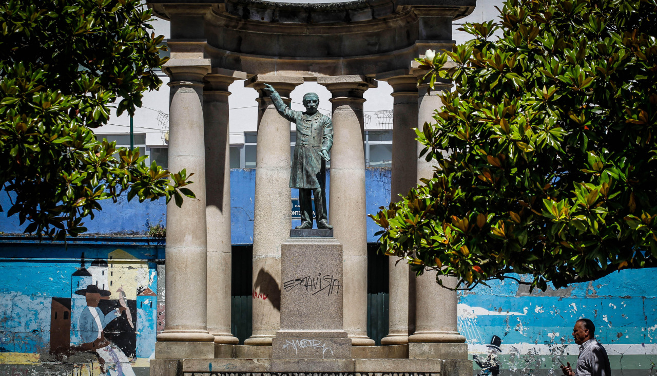 Monumento de Eusebio da Guarda, con la pintada “esclavista” Pintada en la escultura de Eusebio da Guarda acusándolo de esclavista