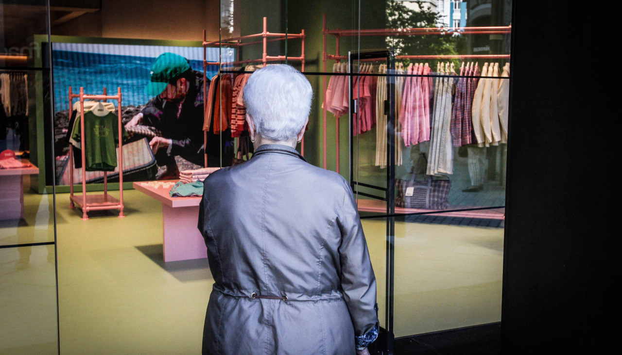 Una persona observa el escaparate de una tienda de Zara