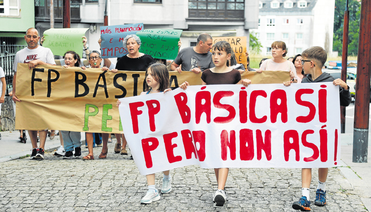 Un instante de la protesta que recorrió desde el IES Carral hasta el ayuntamiento