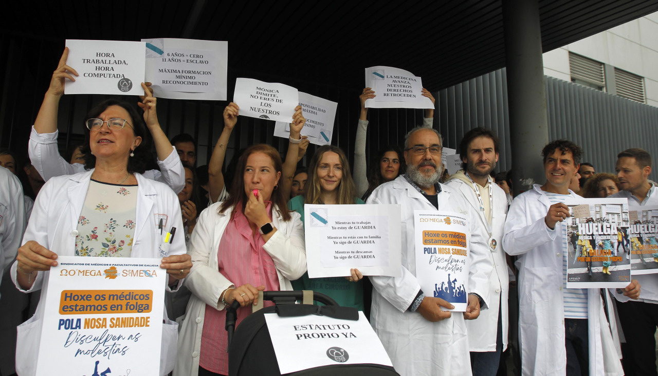 Una pasada concentración de médicos a las puertas del Chuac para reclamar un Estatuto Propio