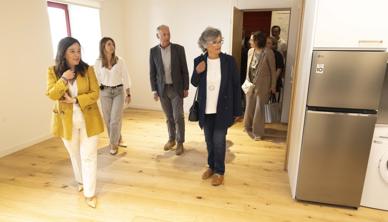 Visita de la alcaldesa y de la concejala de Bienestar Social a las viviendas municipales de Pontejos