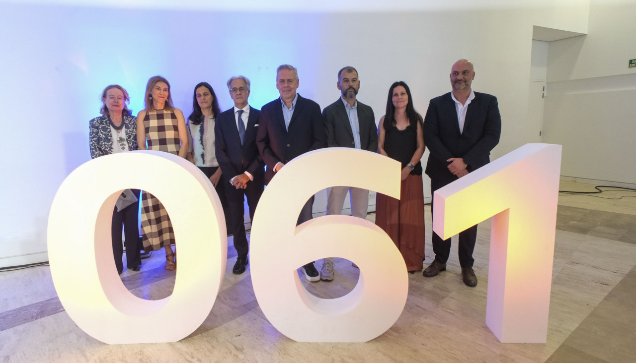 El conselleiro de Sanidad, Antonio Gómez Caamaño (4d), junto al director del 061, Román Gómez (4i), clausuró el acto del 30 aniversario de creación del 061, este martes en Santiago