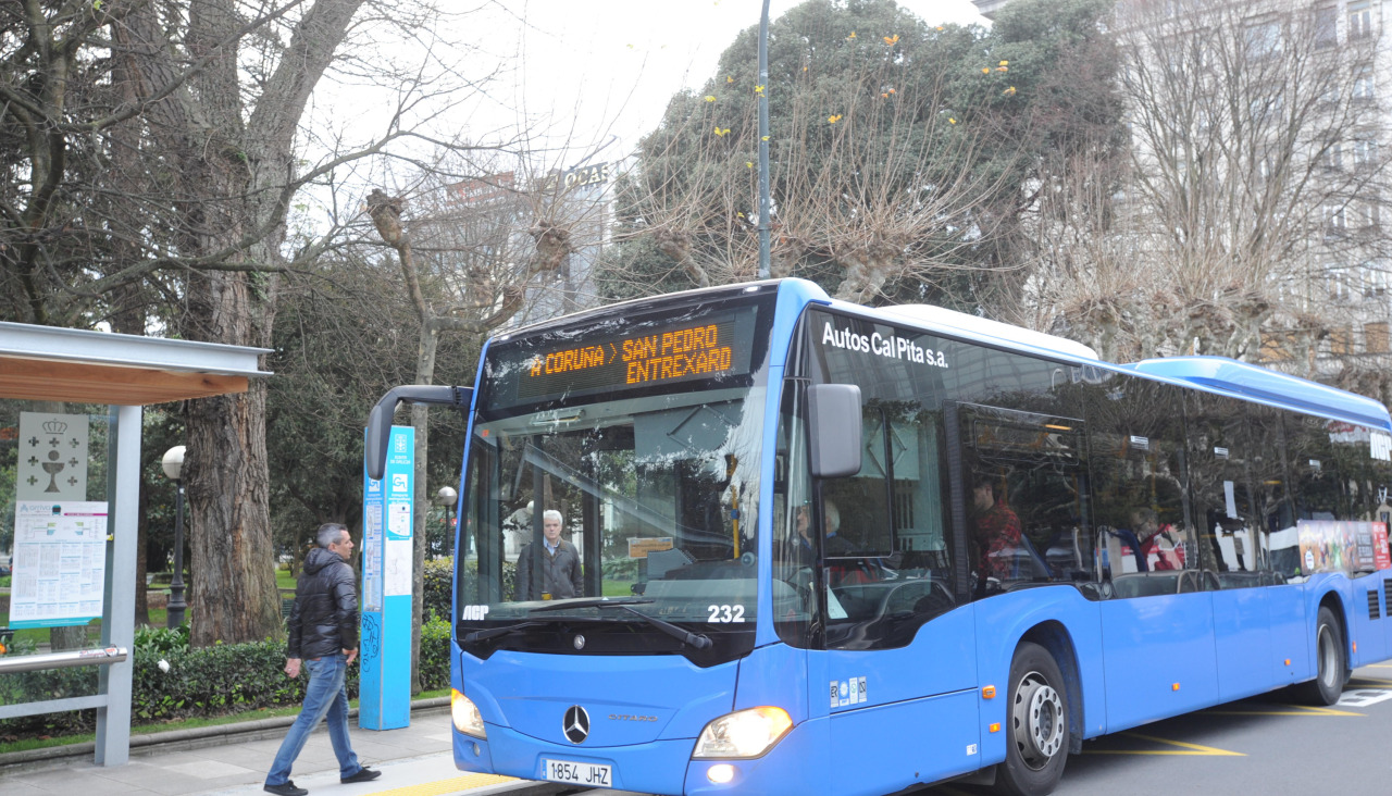 Un usuario accede a un bus metropolitano en Entrejardines
