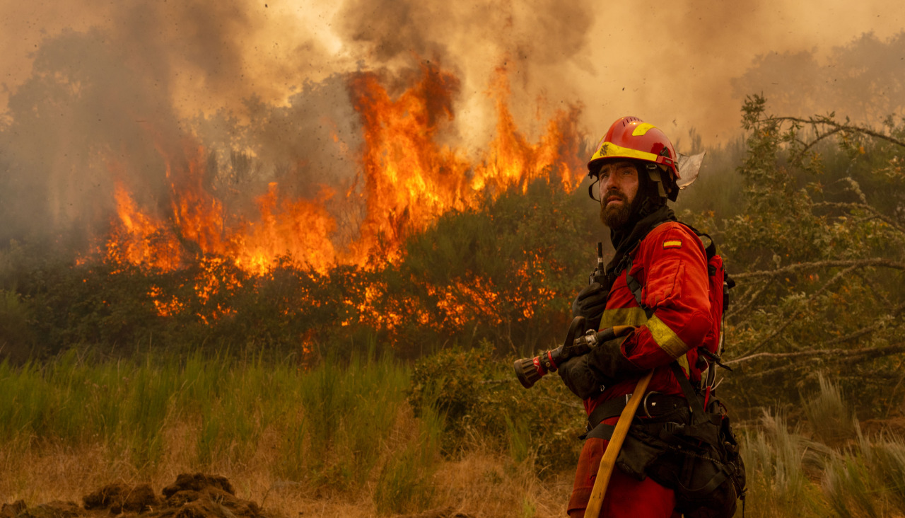 Un efectivo de la UME participa en la extinción del incendio del municipio ourensano de Chandrexa de Queixa durante la ola de fuegos del pasado verano