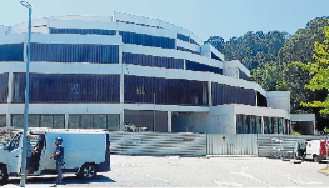 Operarios del multiusos de Bastiagueiro permanecían ayer en el exterior del recinto