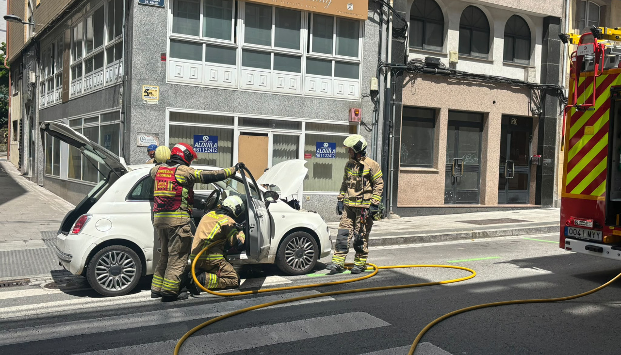 El coche que empezó a echar humo en A Coruña