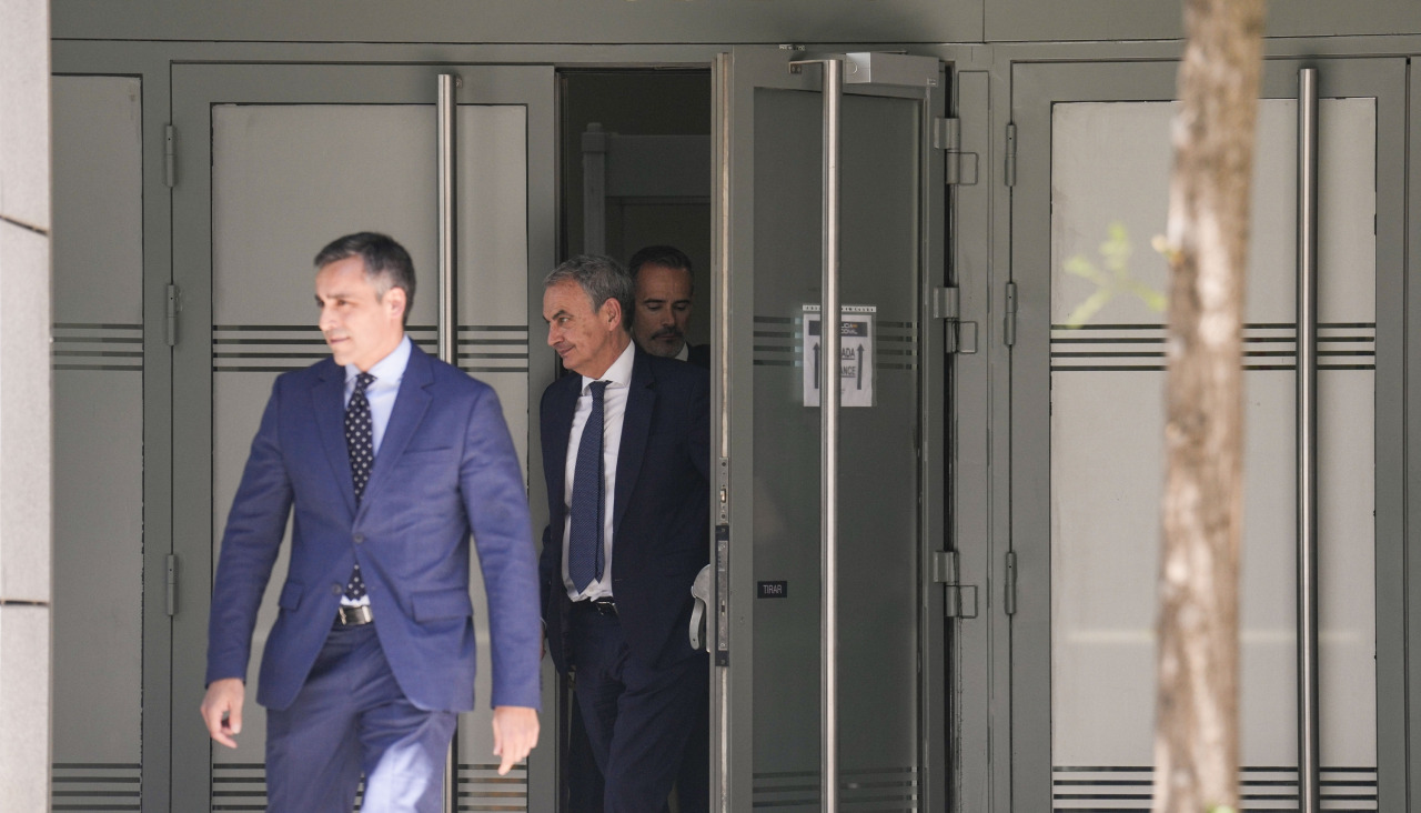 El expresidente del Gobierno José Luis Rodríguez Zapatero abandona la Audiencia Nacional tras casi tres horas de declaración