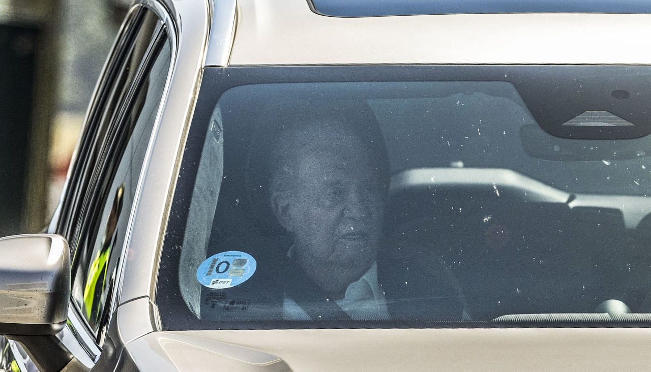 El rey emérito Juan Carlos I llegó en avión al aeropuerto de Vigo
