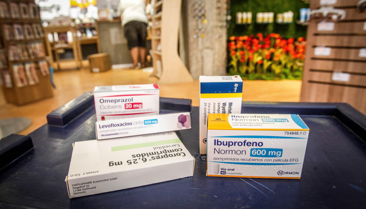 Varios envases de medicamentos fotosensibilizantes, en la farmacia Paula Briones