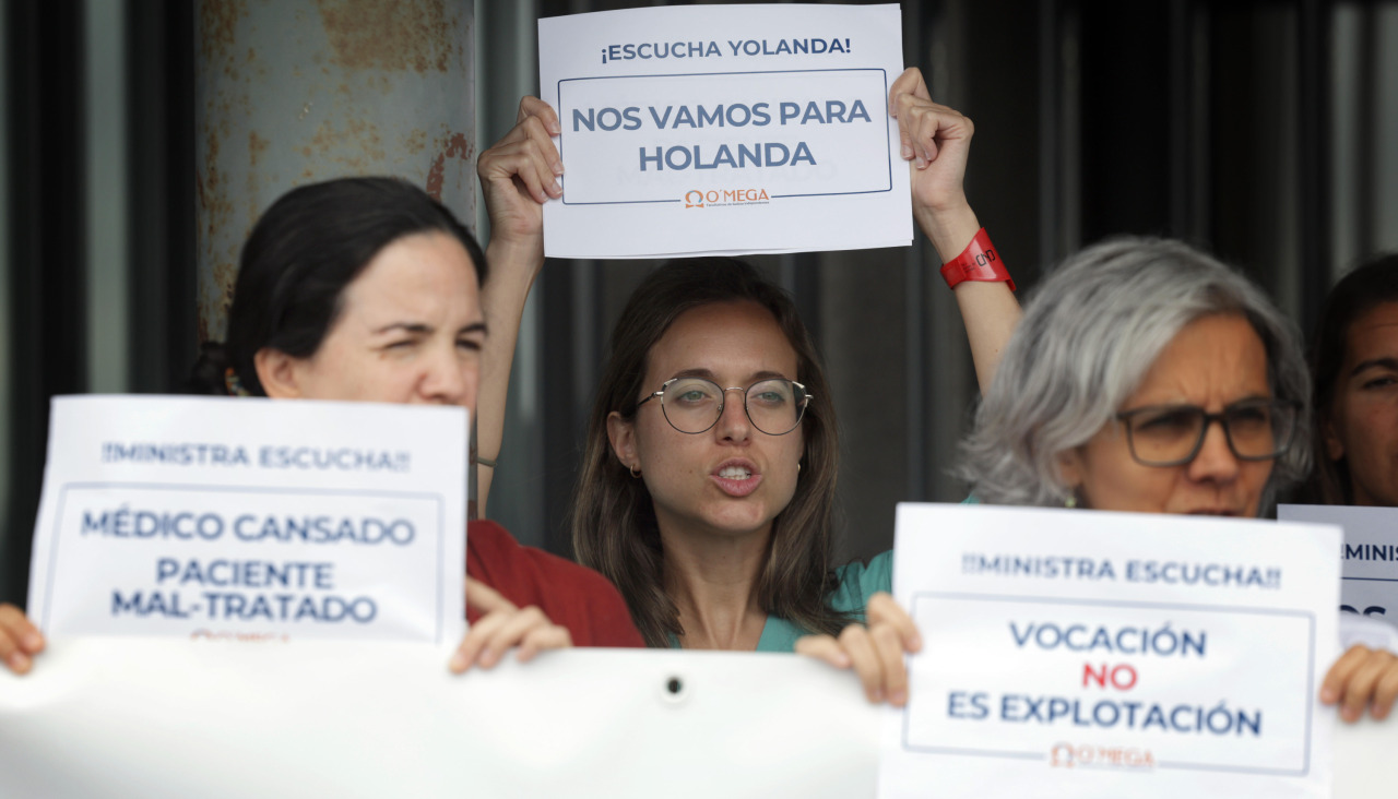 Varias profesionales sanitarias, en la concentración este miércoles a las puertas del Chuac