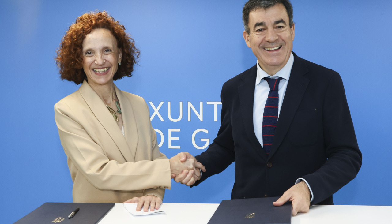 El conselleiro de Educación, Román Rodríguez, y la fiscal superior de Galicia, Carmen Eiró, firmaron este lunes un convenio para la lucha contra el acoso escolar