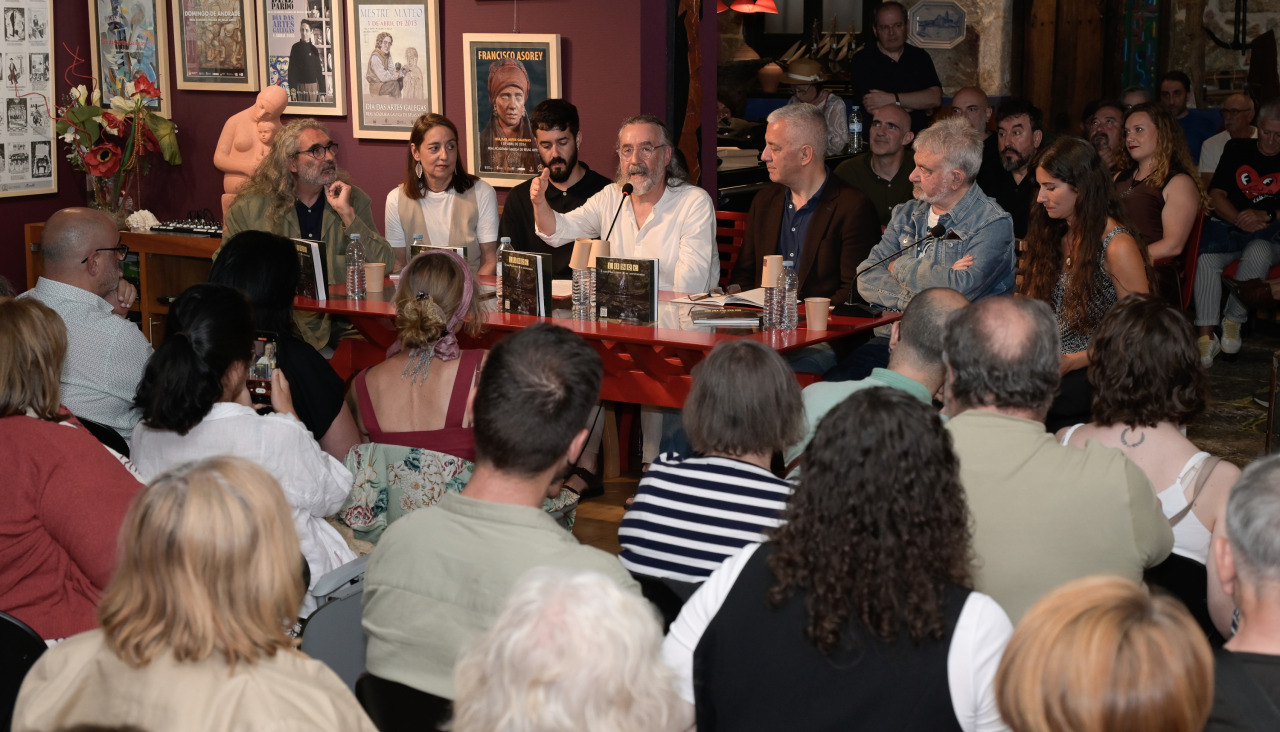 El lider del grupo de folk Luar na Lubre, Bieito Romero (4i), la filóloga Dolores González (2i), el escritor Felipe-Senén López (2d), el batería Patxi Bermúdez (i), el secretario de Política Lingüística, Valentín García (3d), la violinista Nuria Naya (d) y el hijo del líder de la banda, Bieito Romero Jr. (3i), durante la presentación este miércoles del disco ´Lubre, Luar na Lubre 40 aniversario´ en el espacio cultural Portas Ártabras de A Coruña