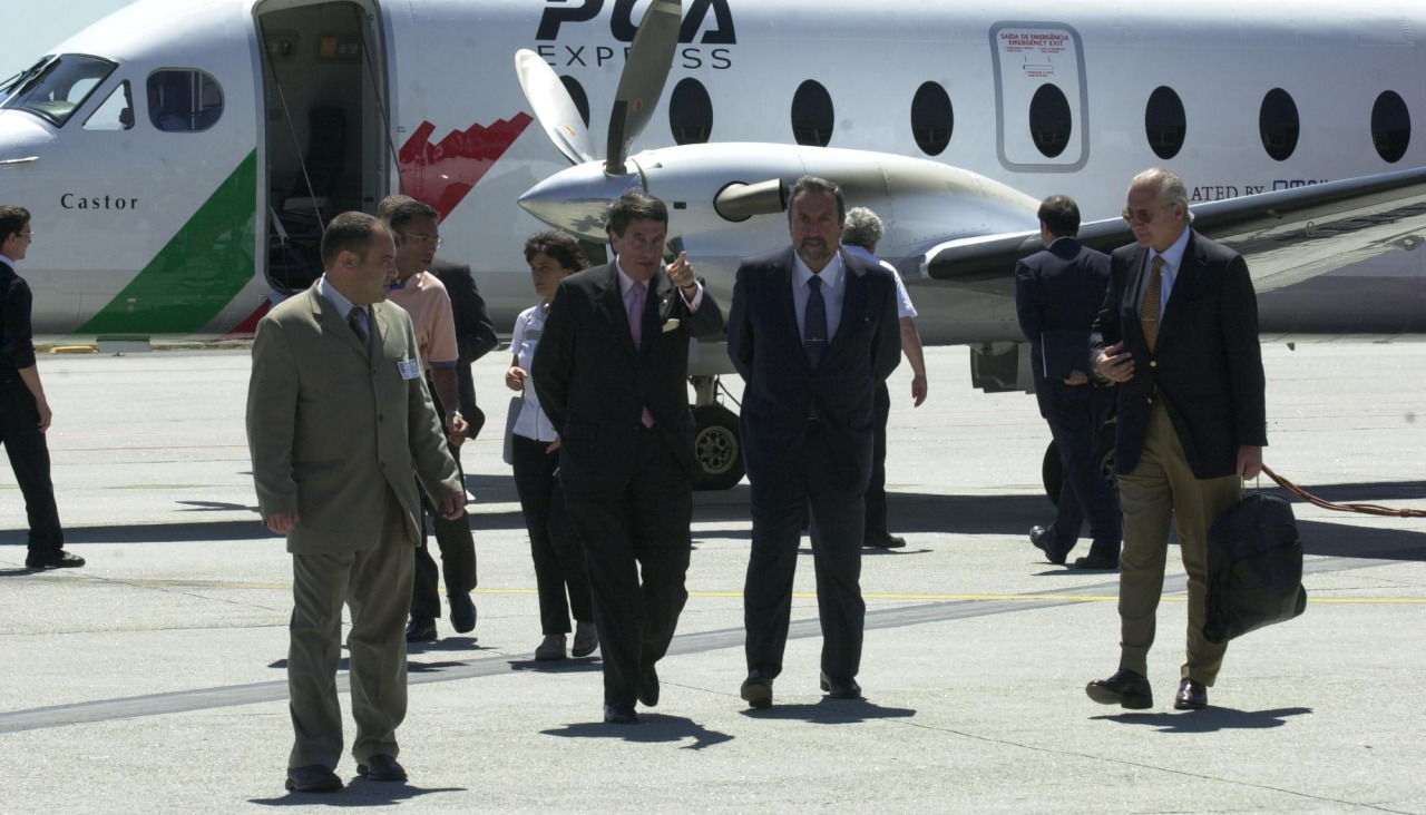 Francisco Vázquez en el aeropuerto de Alvedro en el estreno de Portugalia