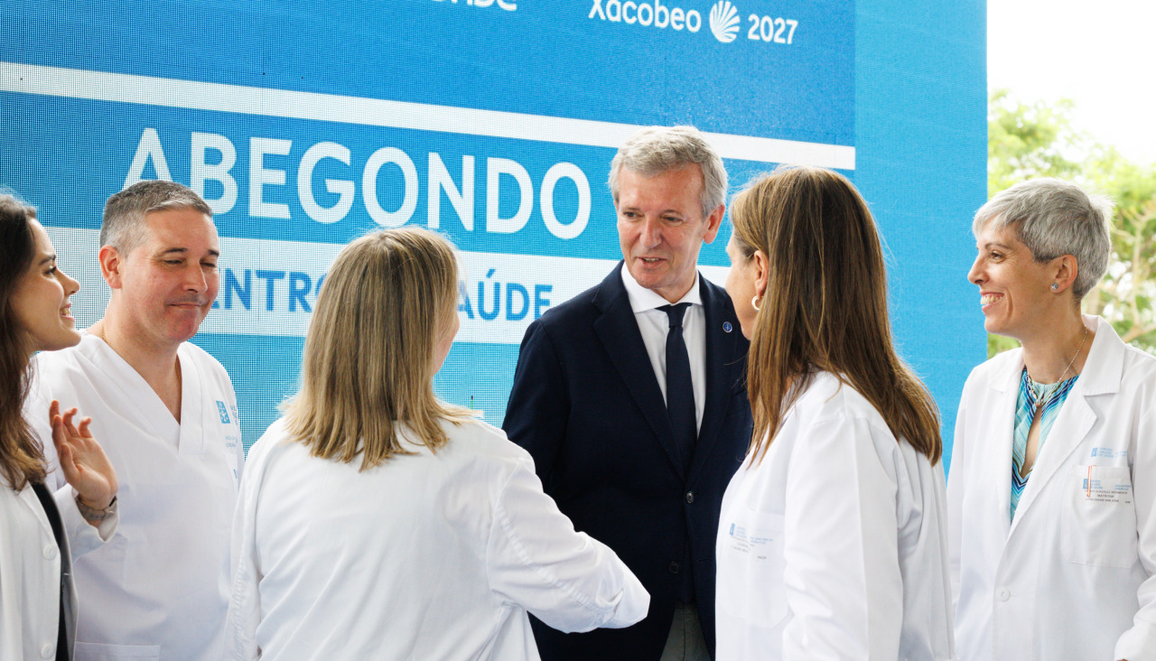 Alfonso Rueda saluda a personal del Sergas en la inauguración del nuevo centro de salud de Abegondo