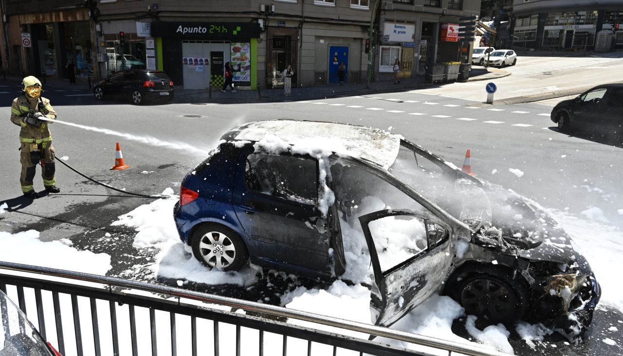 Los Bomberos sofocan las llamas del coche