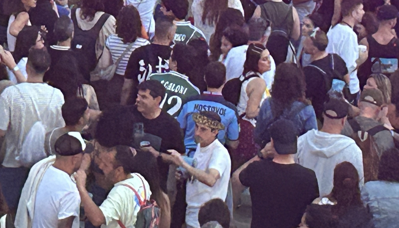 Dos personas con las camisetas de Scaloni y Mostovoi