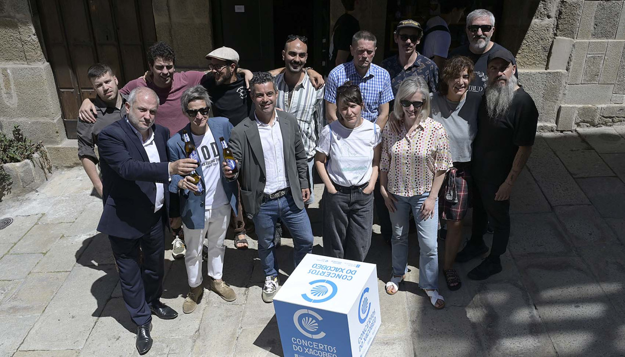 Artistas y representantes institucionales en la inauguración de Noites coa Arte