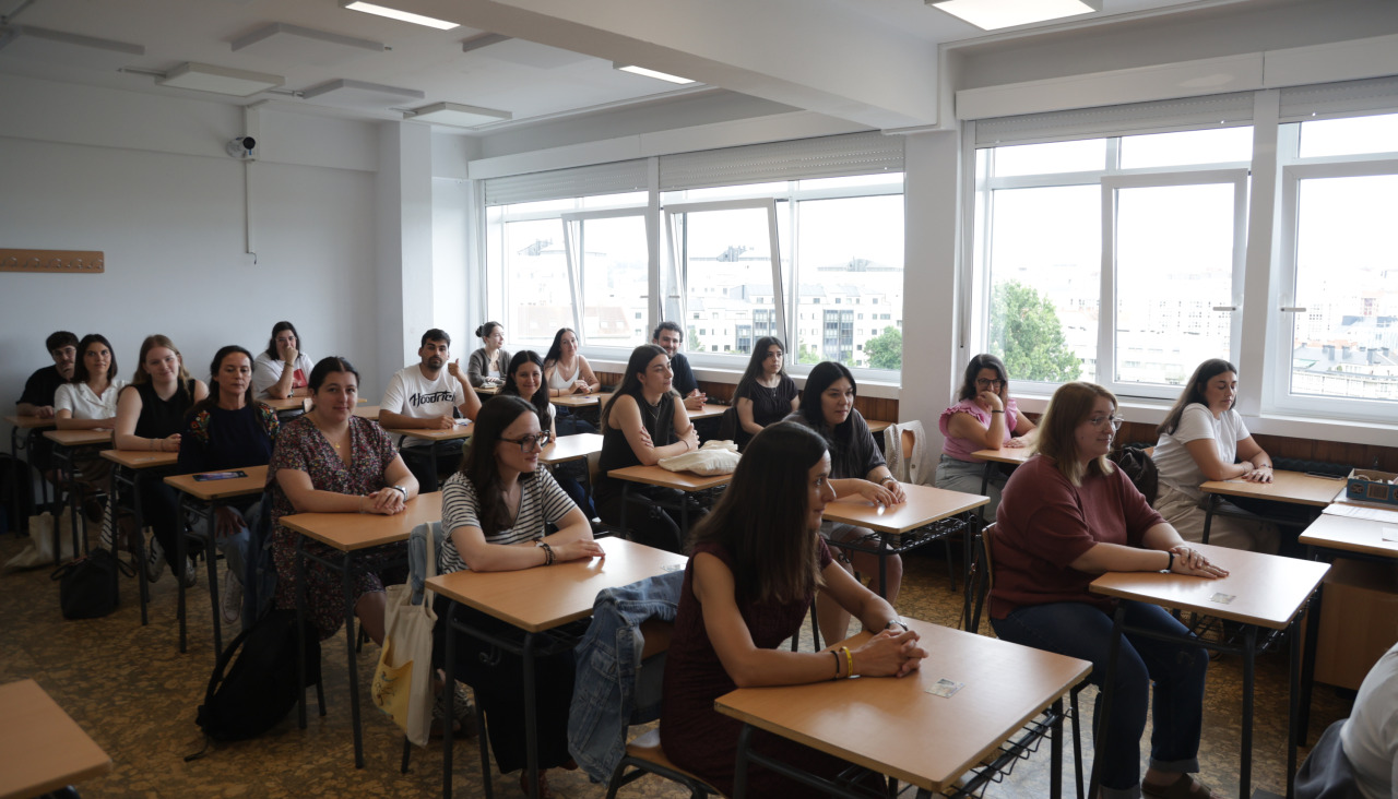 Un grupo de personas presenta los exámenes de oposición en el IES Monelos, la mañana de este sábado