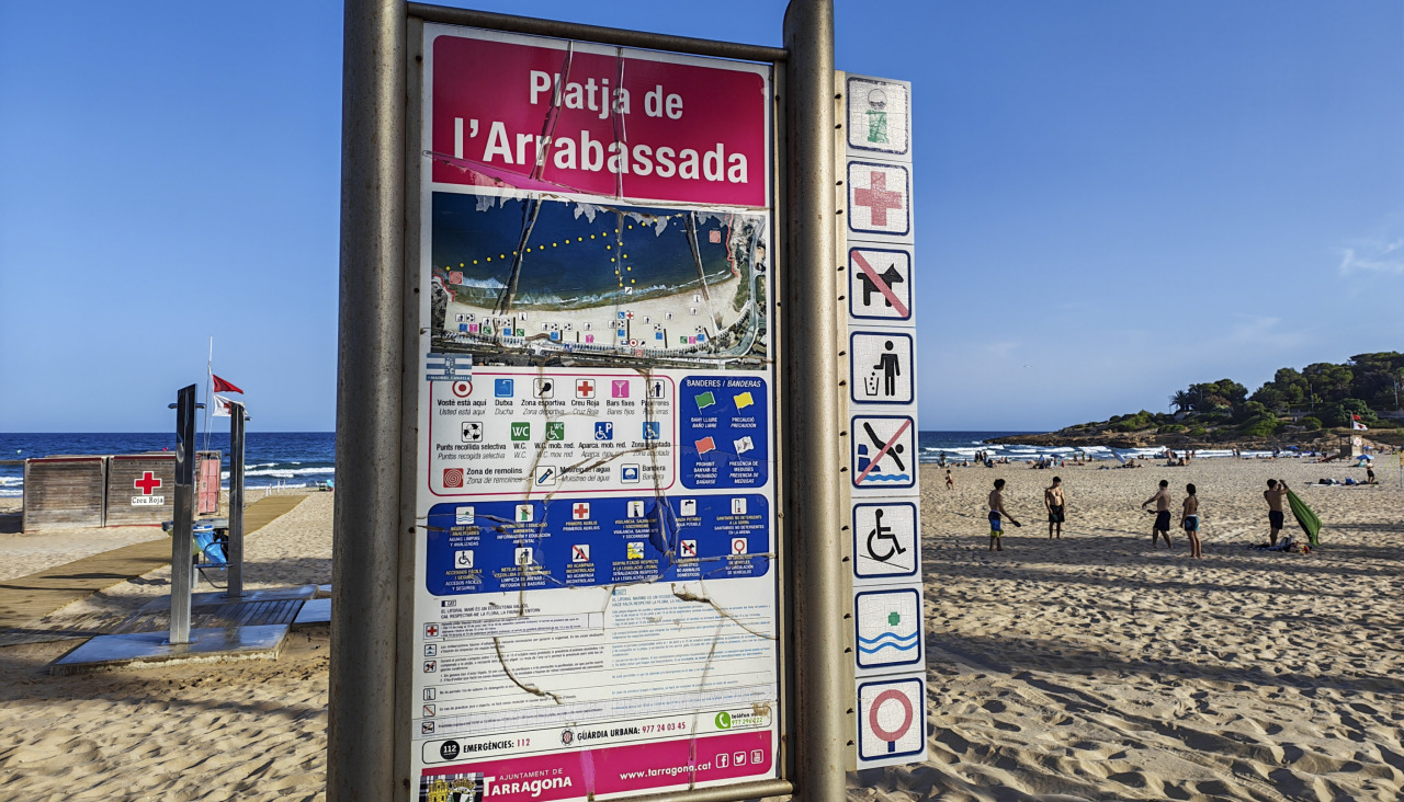 Imagen de la playa de la Arrabassado de Tarragona donde este viernes fueron rescatados res menores