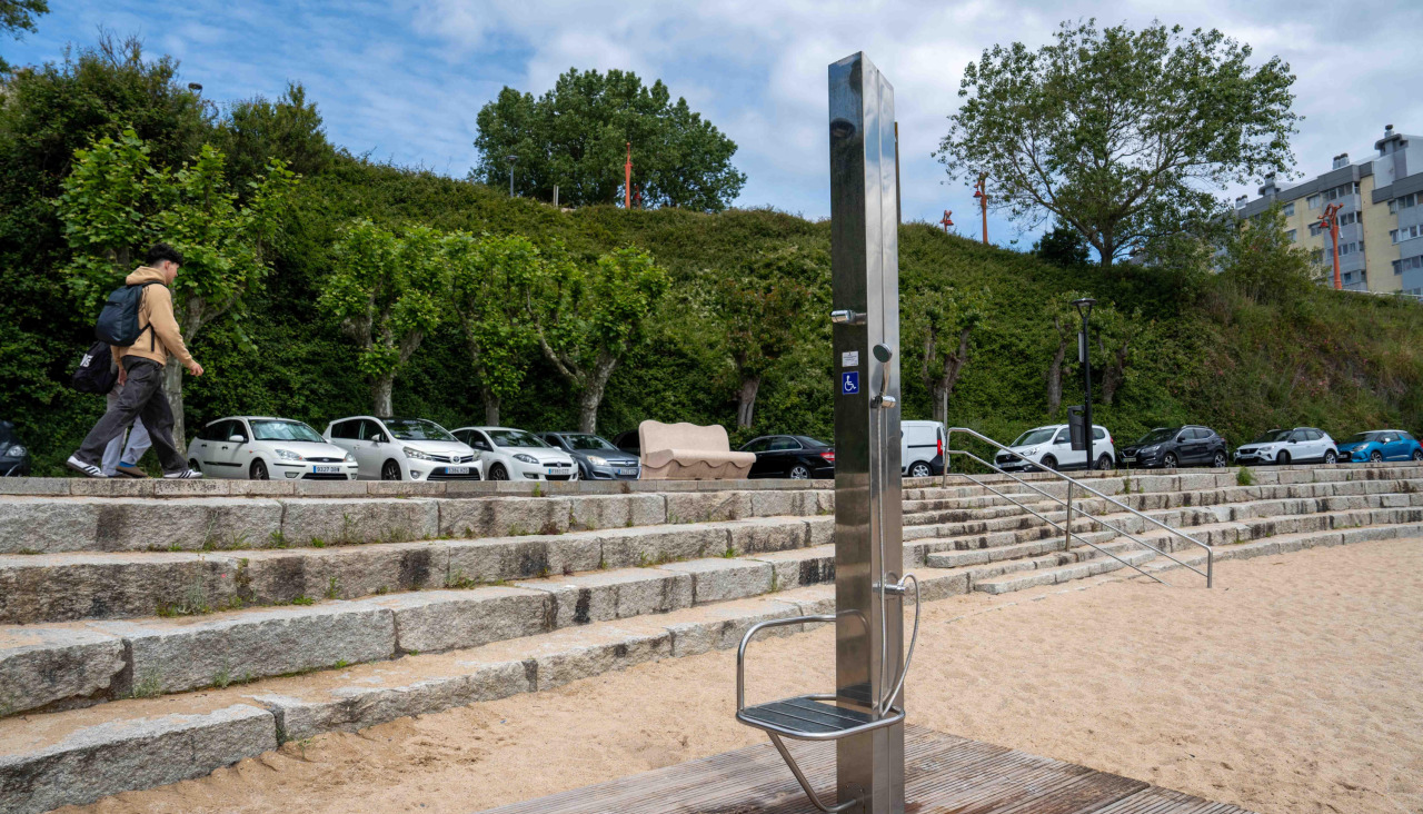 Duchas con sillas adaptadas en la playa de San Amaro