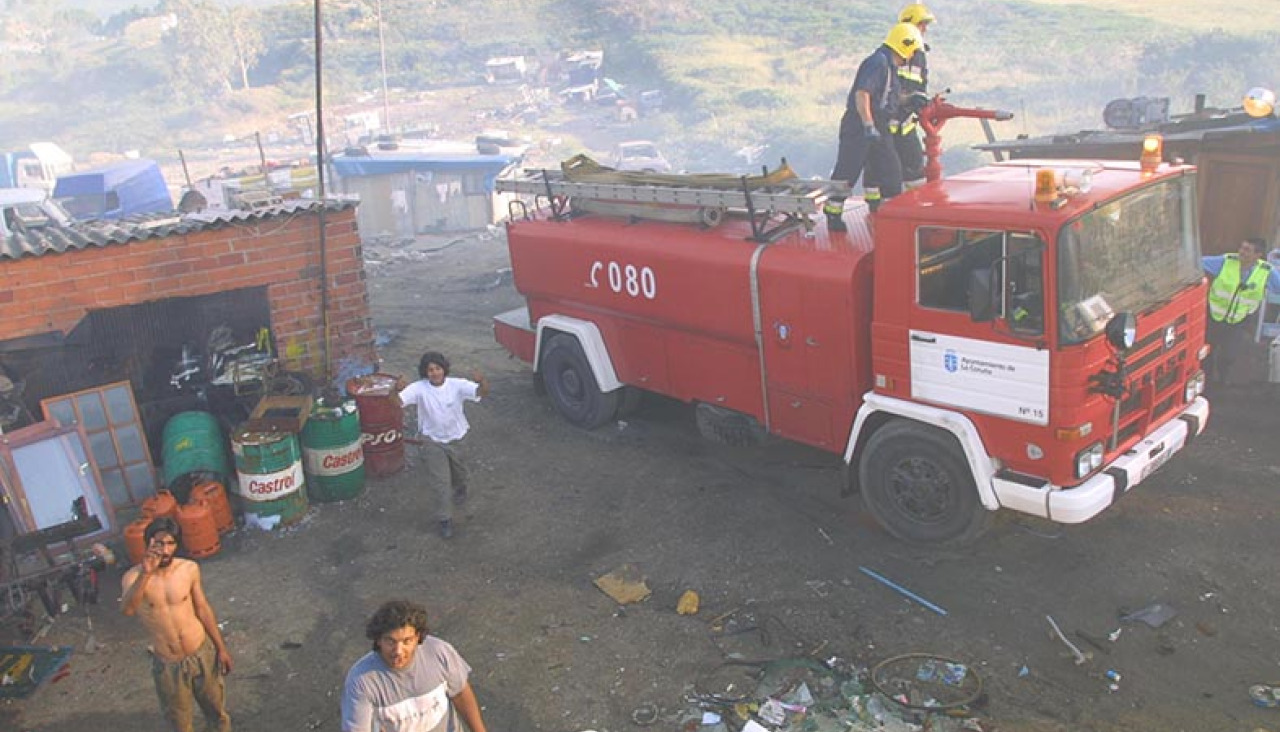 ANDY *** Local Caption *** 21 JUNIO 2001 PAGINA 12 09  JULIO 2003 PAGINA 7UN GRAN INCENDIO ARRASA PENAMOA Y CERCA EL ASENTAMIENTO CHABOLISTAEN LA FOTO LOS BOMBEROS DE A CORUâA QUE DESPLAZARON AL LUGAR TODOS LOS EFECTIVOS DISPONIBLES