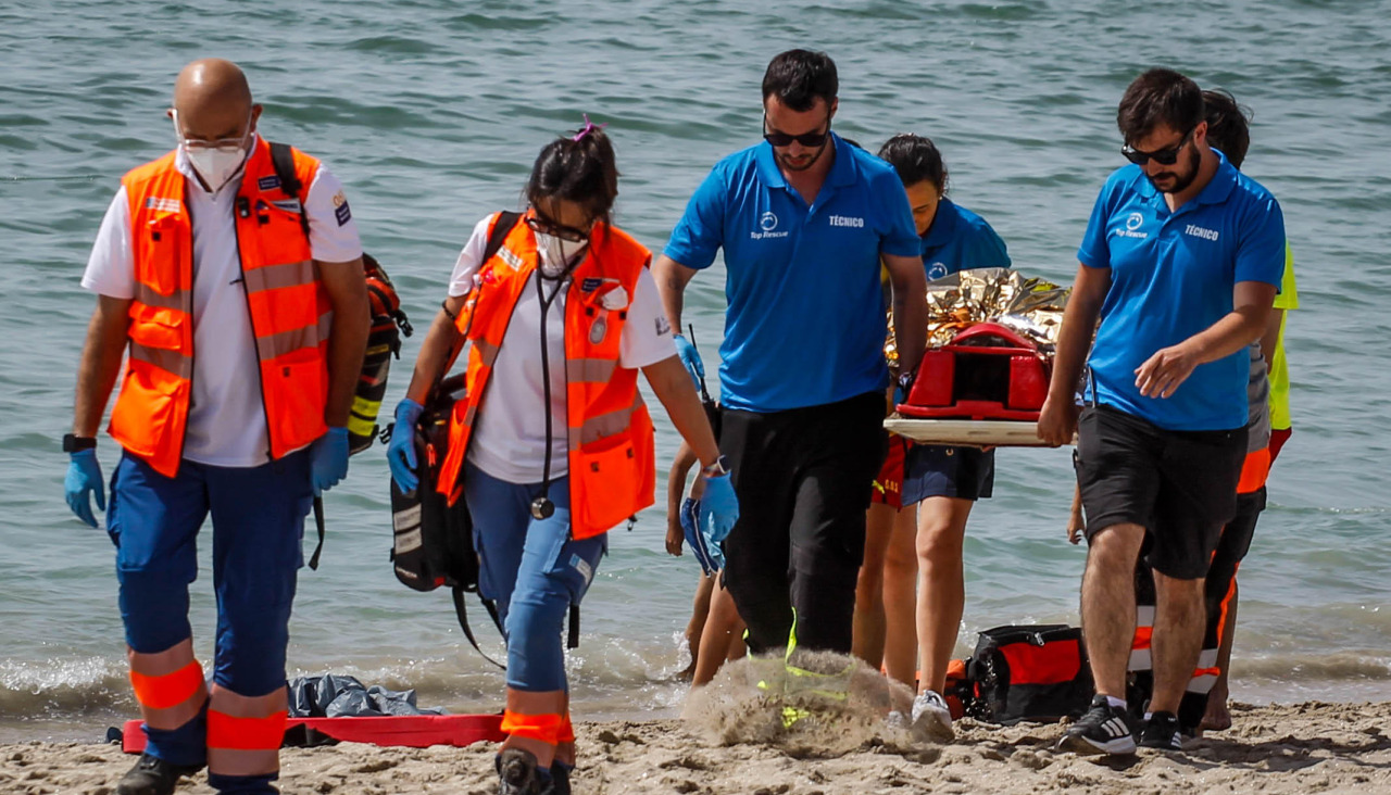 Una joven es atendida por los servicios de urgente el Orzán
