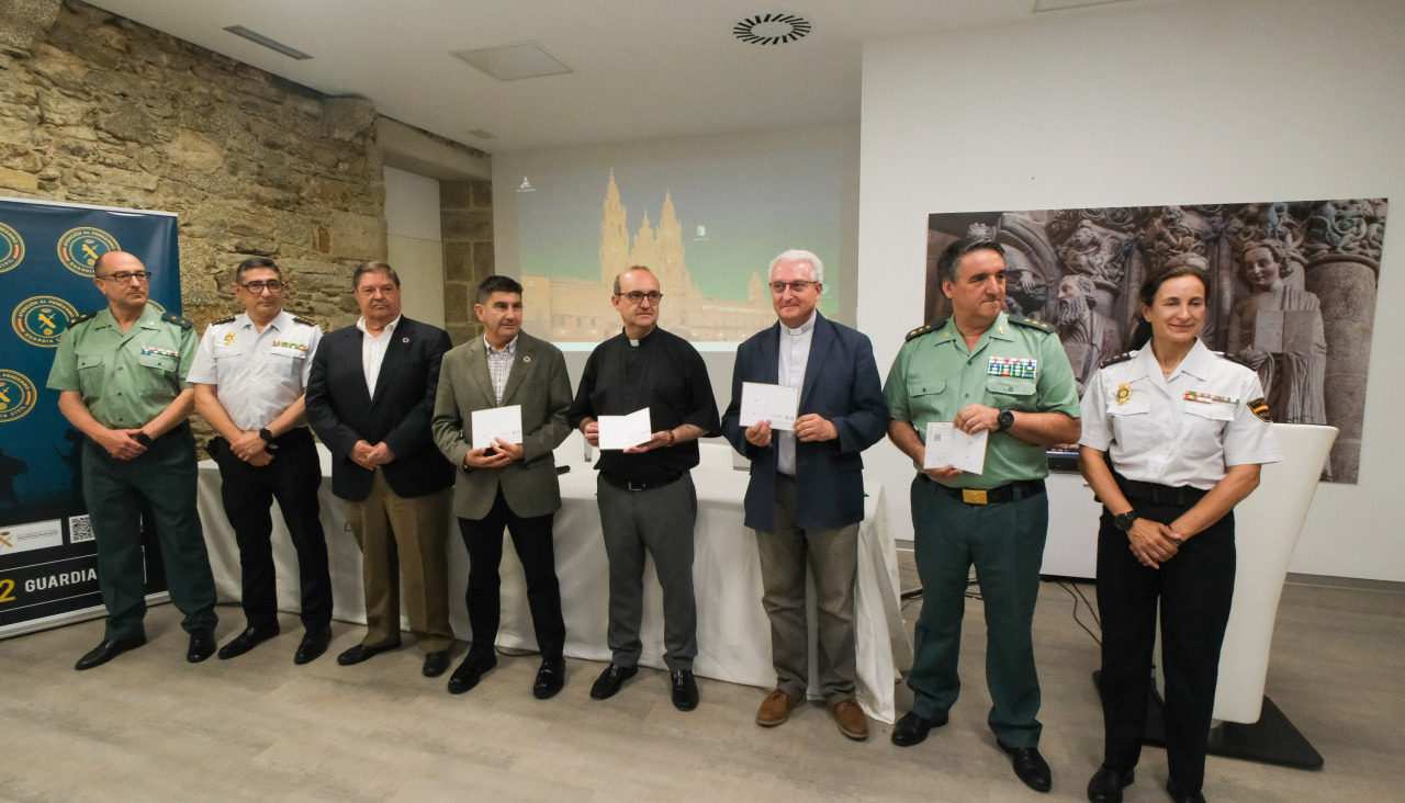 El delegado del Gobierno en Galicia, Pedro Blanco (4i), junto al subdelegado del Gobierno en A Coruña, Julio Abalde (3i); el director de la Fundación Catedral De Santiago, Daniel Lorenzo (3d); el coronel jefe de la Comandancia de la Guardia Civil de A Coruña, Fernando Pedreira (2d); el comisario principal de la Policía Nacional de A Coruña, Carlos Gómez (2i); el Dean de la catedral de Santiago, Jesús Formoso (4d), la comisaría De Santiago, Nuria Palacios (d) y el teniente coronel de la Guardia Civil Julio González (i), presenta la nueva funcionalidad que integra la aplicación AlertCorps para facilitar el acceso de los peregrinos a los servicios de Policía Nacional y Guardia Civil este lunes, en Santiago. EFE/ Xurxo Martínez
