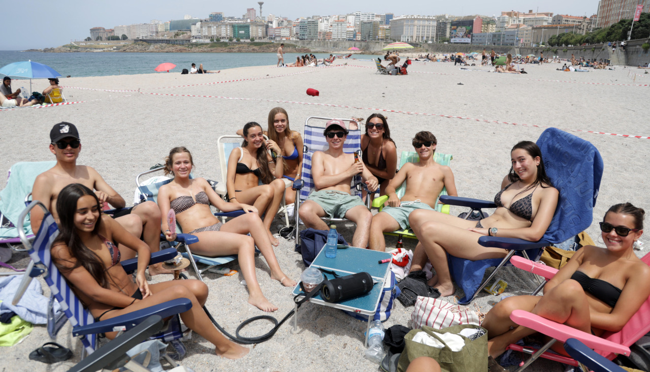 os jóvenes plantaron sus sillas y sus toallas en las playas dispuestos a pasar un día entero de playa como previa a la noche de San Juan.