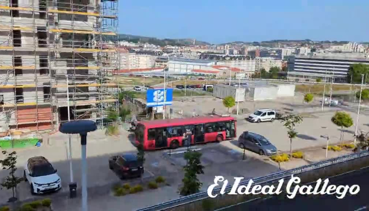 Bus urbano circulando en Xuxán