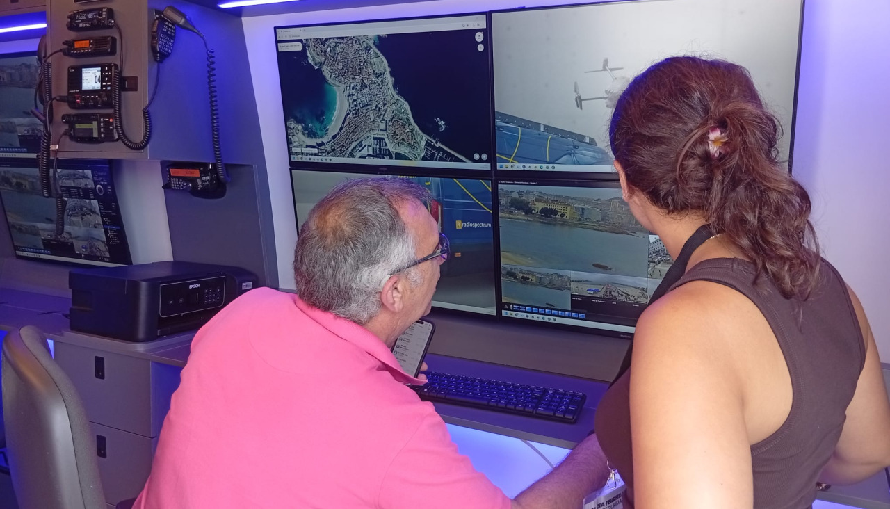Camioneta desde donde se controlan las cámaras con IA