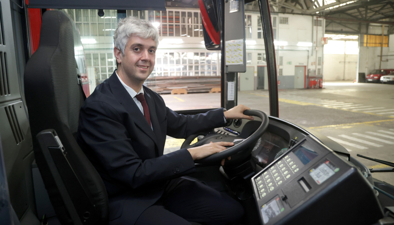 El director de Tranvías, Ignacio Prada, posa en un autobús